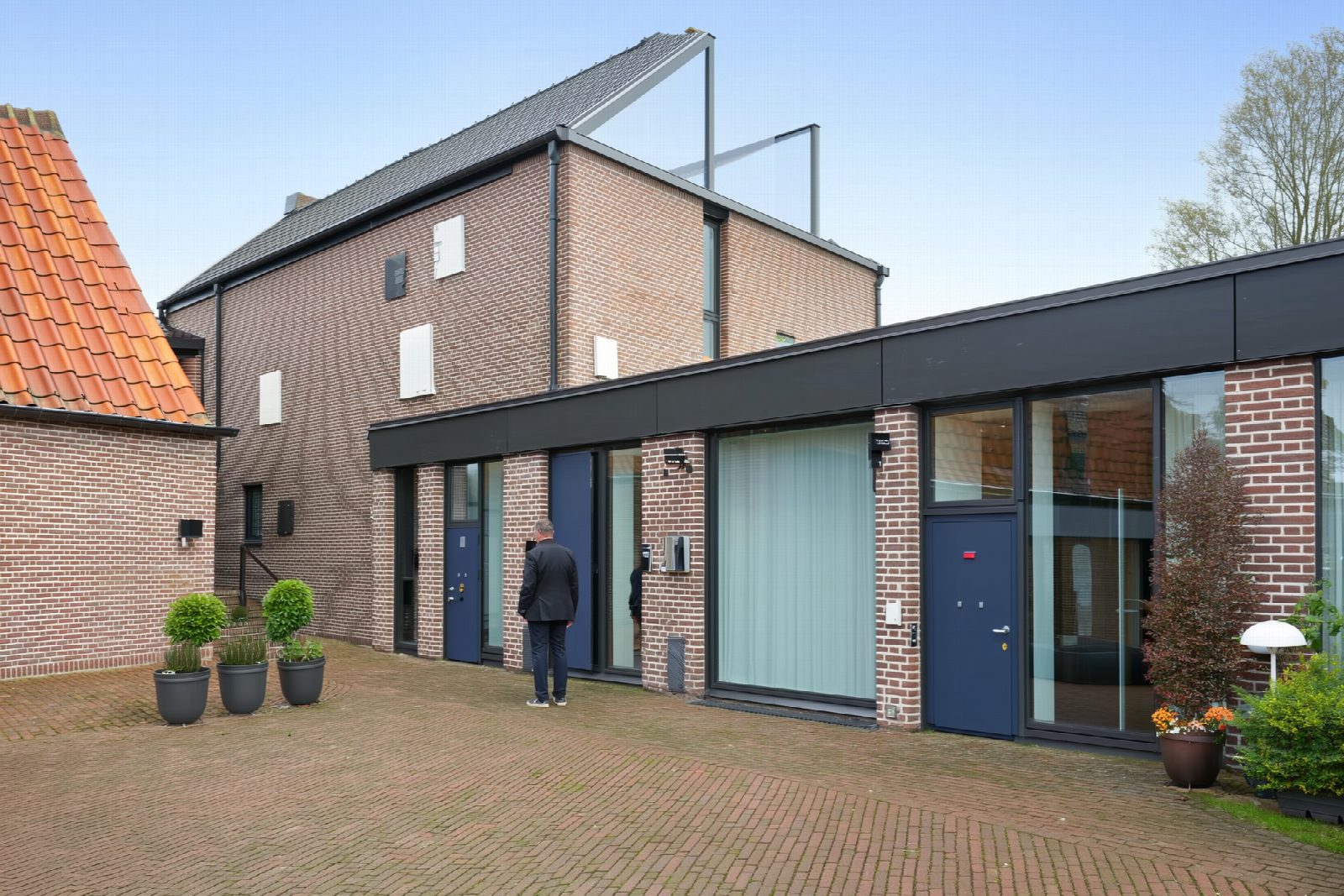 Hoe pakt een VvE camerabewaking bij entree en parkeergarage aan (AVG en besluitvorming) en welk bedrijf kan dit leveren?